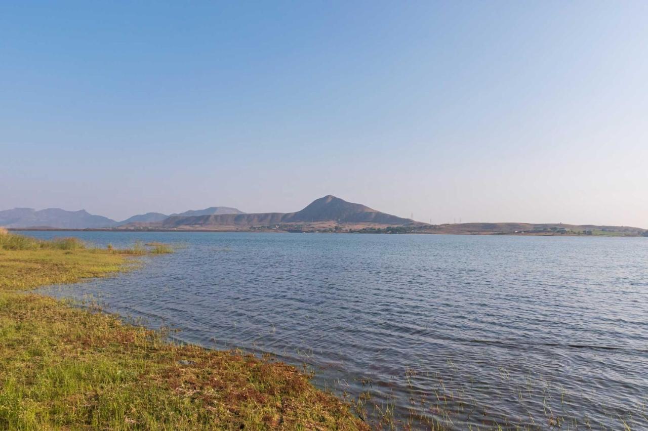 Luna Villa By Stayvista - Lakeside Charm With Terrace, Lush Lawn & Modern Decor Nashik Exterior foto